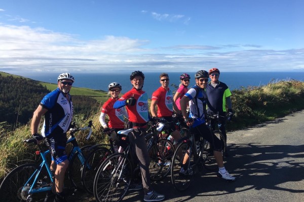 The group of cyclists just before arriving in Peel